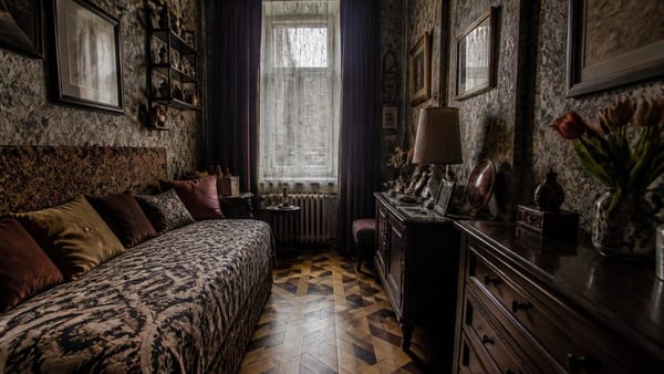 Avant : une chambre couloir aux motifs trop marqués