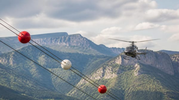 Ce que ces boules sur les lignes haute tension protègent vraiment (et ce n'est pas seulement les avions)