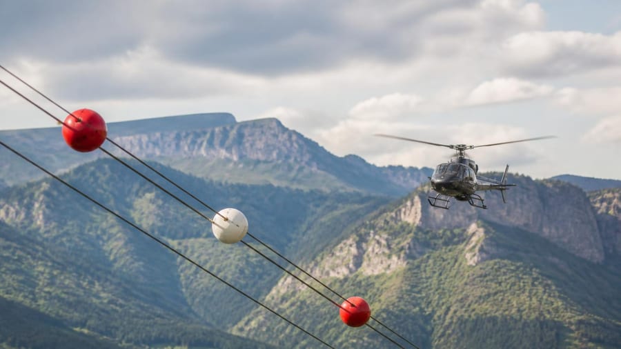Ce que ces boules sur les lignes haute tension protègent vraiment (et ce n'est pas seulement les avions)