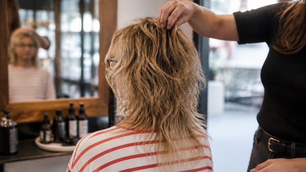 Le shag seventies s'impose comme la coupe de référence pour porter des lunettes avec style grâce à son volume stratég…