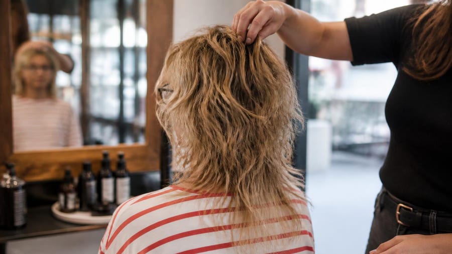 Cette coupe des années 70 revient partout et les femmes à lunettes l’adorent pour une raison bien précise