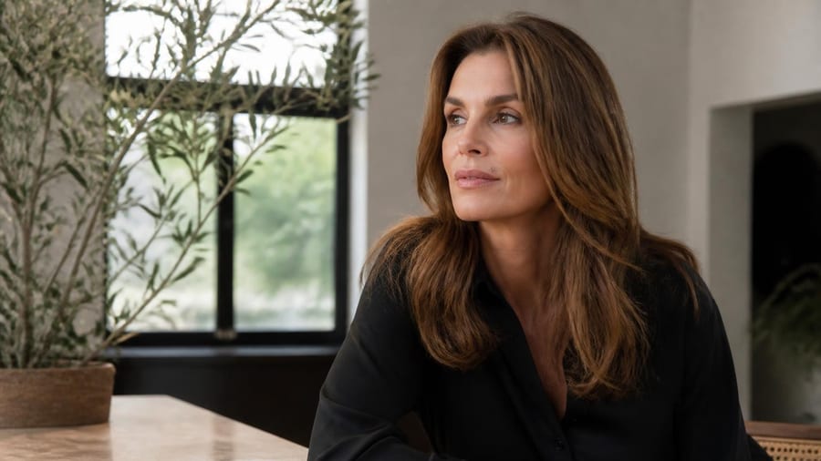 À 60 ans, Cindy Crawford aimerait que l'on arrête de dire cette phrase souvent lancée aux femmes qui vieillissent : "Tu…