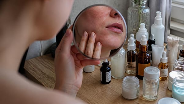 « Même sourire me faisait mal »… Comment votre skincare peut ravager votre peau