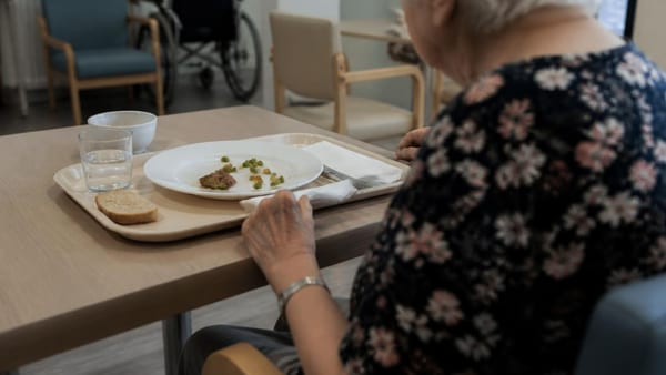 Un résident sur deux souffre de carences alimentaires en établissement. Les proches détiennent des droits précis.