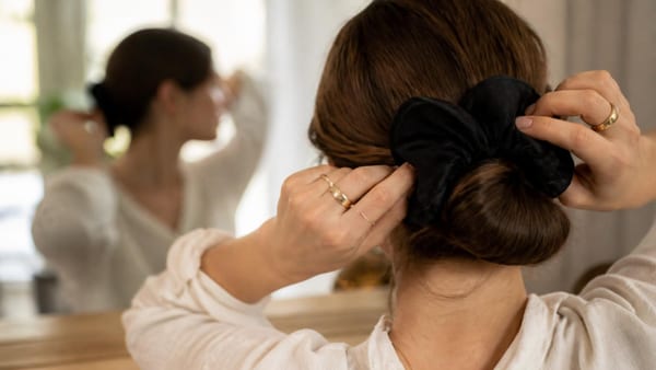 Fini les barrettes plates : voici l'accessoire de cheveux qu'il faut désormais porter selon les stylistes…