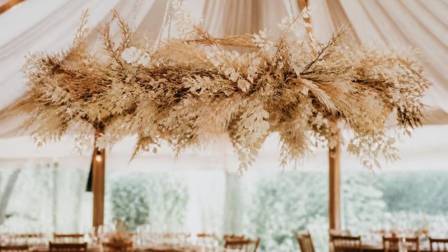 Fleurs séchées au mariage : 3 idées déco qui tiennent toute la journée