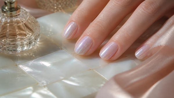 Manucure de mamie : les ongles nacrés des années 90 seront très tendance à l’été 2026