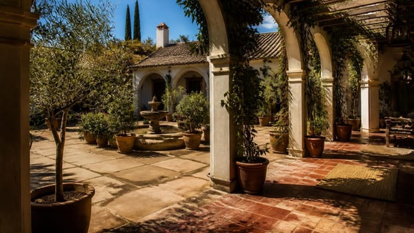 Pourquoi le patio, ce trésor de l'architecture méditerranéenne, est devenu la pièce la plus convoitée de nos maisons