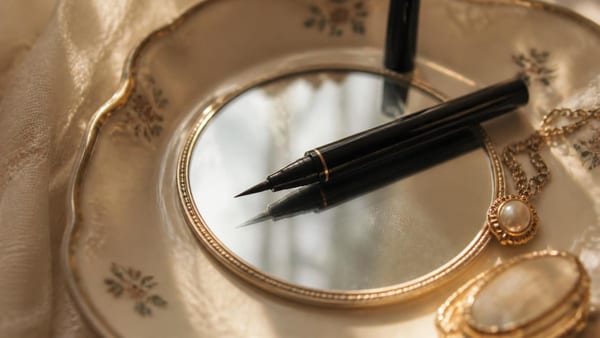 Paupières tombantes : fini le crayon, le “lifted liner” est le maquillage liftant le plus efficace après 50 ans